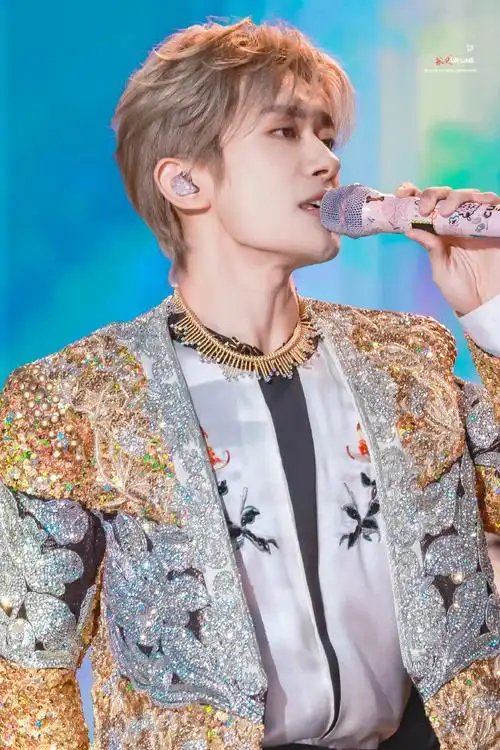 易烊千玺十稔终章皆成序##tfboys演唱会绝世大刀