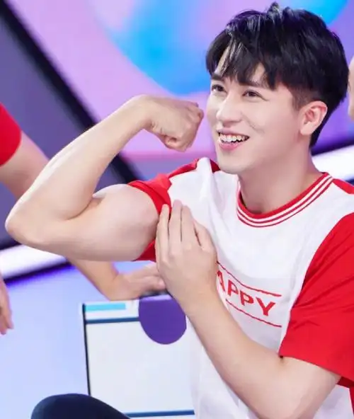 最后和大家分享一下穿着红白t恤秀肌肉的许魏洲吧!