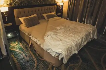 晚上在房间的一个小卧室里有一张大双人床. 夜间灯光照片