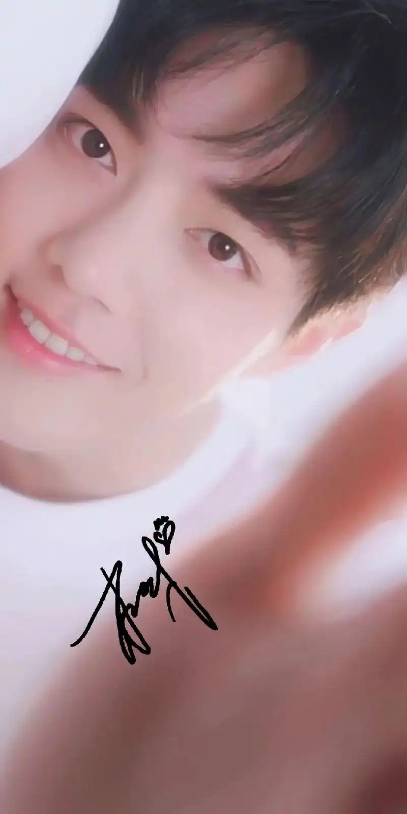 来一波肖战签名照喜欢的小飞侠快快来收藏哦