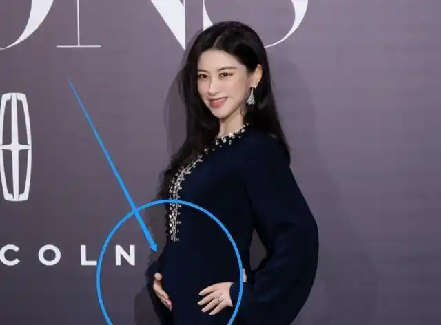 速度是真快!朱珠结婚不到半个月,挺着肚子走红毯