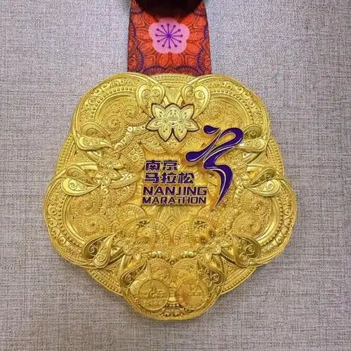 南京马拉松奖牌亮相参赛号码领物现场匹配