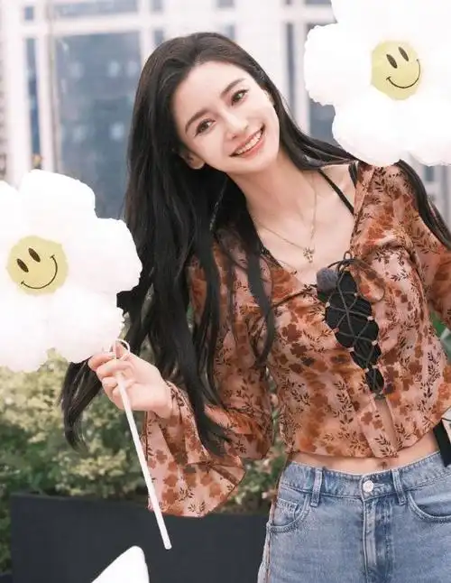 6月1日,angelababy分享六一四连拍,照片中,杨颖身穿棕色衣裳,搭配蓝色