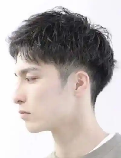 1,推荐一款非常流行的自然卷男生短发发型,头顶的卷发经过处理后把