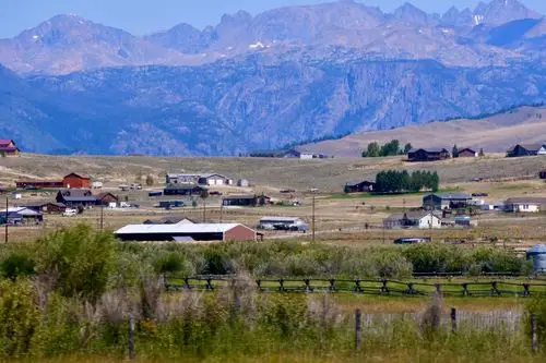 山脚下的村庄摄于美国西部