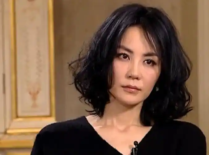 54岁王菲素颜出镜显老,与街头巷尾普通大妈无异!_腾讯新闻