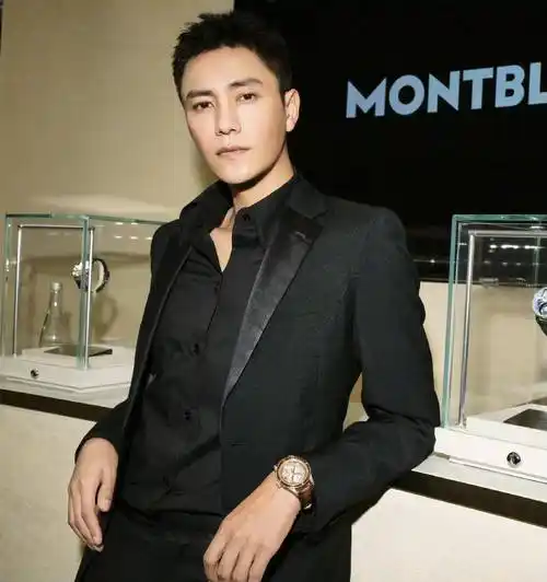 陈坤为倪大红准点送祝福,曾合作古装剧演父子,暖心细致获赞_西装_黑色