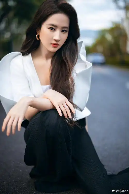 刘亦菲近期行程为新剧《去有风的地方》配音__财经头条