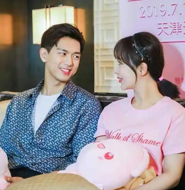 杨紫李现拍杂志,身穿情侣照让网友满足心愿,他们是否会假戏真做呢?