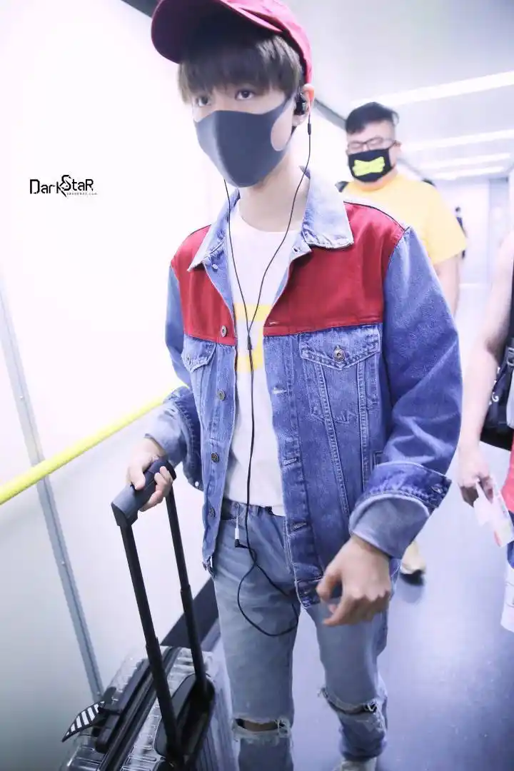 [tfboys][新闻]180706 王俊凯北京飞贵阳 睡眼惺忪的小少年