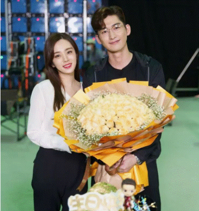 张翰手捧鲜花与王晓晨合影,恋情公开?网友:感觉他们俩在一起了