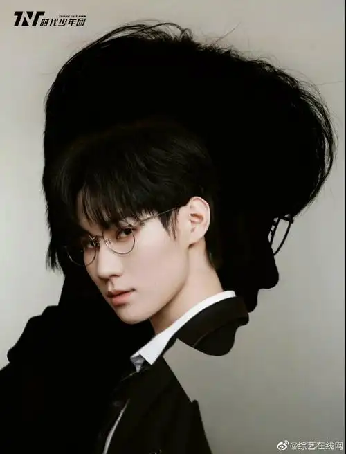 张真源黑色西装金丝眼镜造型#咱就是说这身黑色西装也太有魅力了,霸气