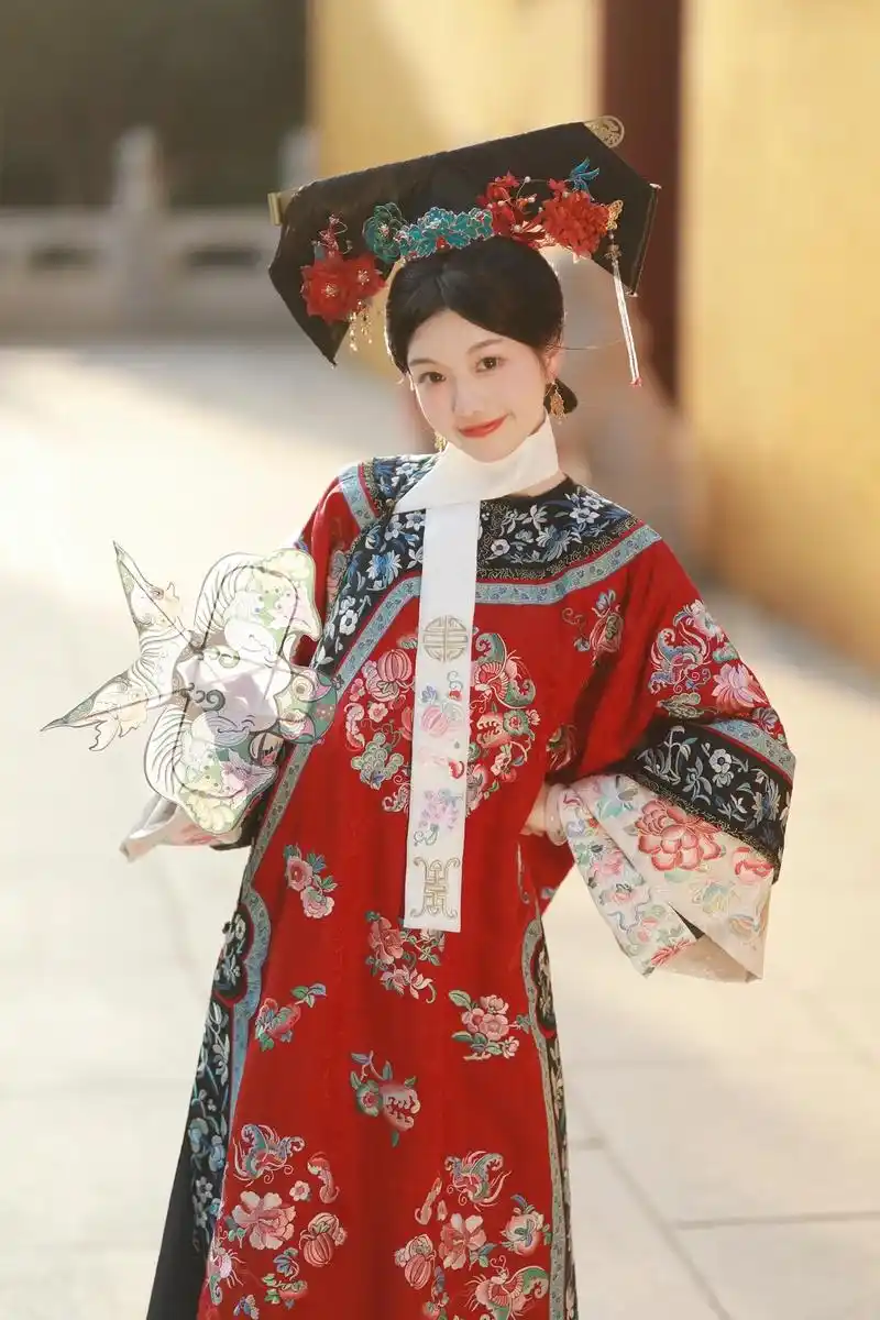 "听说这位可是京城最受宠的格格呢"#清朝格格 #旗装 #国风 - 抖音