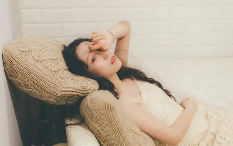 白皙卷发美女唯美写真