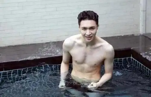 有种"荷尔蒙"叫男星游泳,杨洋,张艺兴,吴亦凡,看到李现:眼神移不开啊