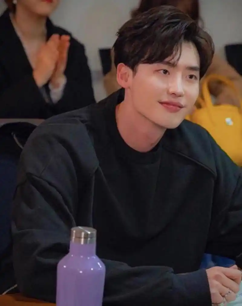 李钟硕能跟理想型演戏一定很开心!《罗曼史》读剧本照片公开!