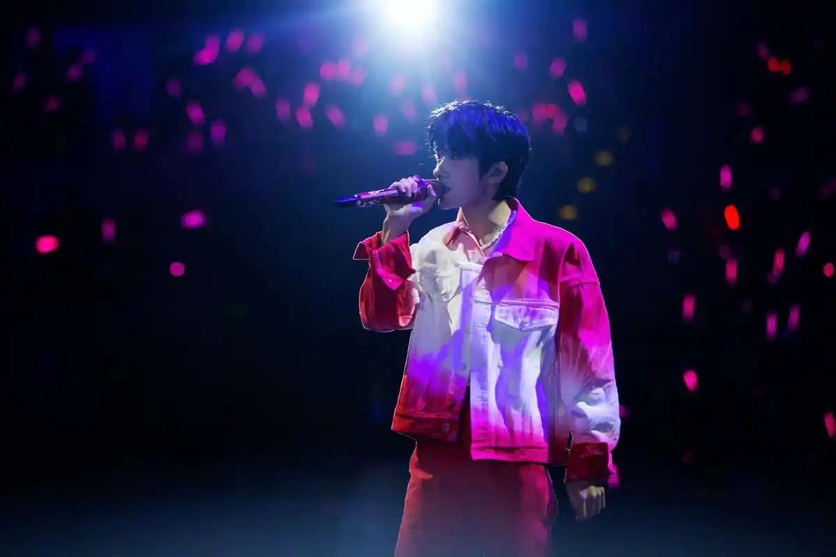 易烊千玺首次个人演唱会,通过唱,跳,演呈现情景式live,以"封闭货车"为