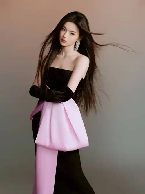 搜狐娱乐讯 2月14日,杨超越在个人社交账号晒出了一组初五营业照.1/9