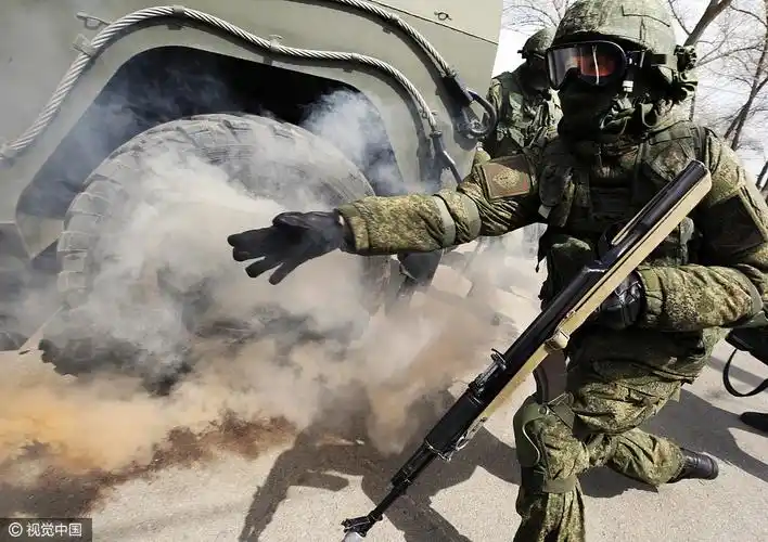 俄罗斯特别行动部队进行反恐演习士兵蒙面持枪似演大片