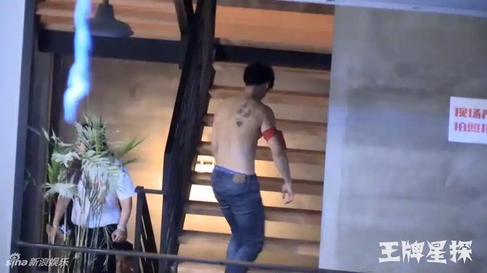 组图:蒋劲夫撕衣秀迷人腹肌 浓浓荷尔蒙溢出