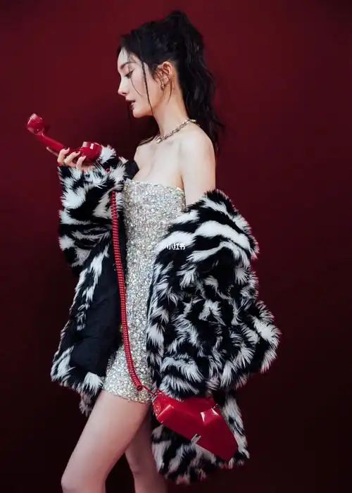 杨幂跨年晚会皮草搭配亮片超短裙辣妹来啦