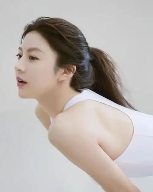 明星写真:"小全智贤"高允真瑜伽服时尚美照,身材婀娜亭亭玉立