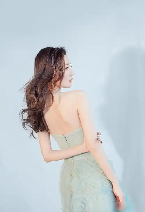 徐璐身材真迷人抹胸长裙显露出时尚大家觉得好看吗