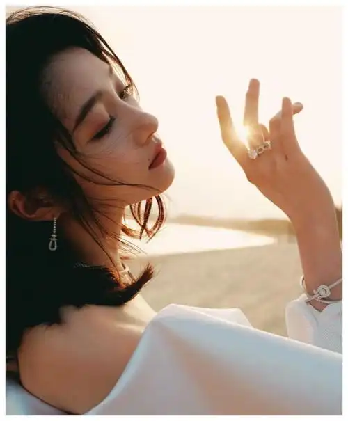 关晓彤美丽亮相三亚海边,优雅礼服展现迷人魅力!|侧颜|时尚_网易订阅