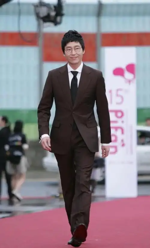 严基俊年轻照片,他为什么不结婚? 本文共(1293字)