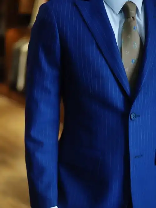 时髦的样子但不想过于严肃的话确切的推荐藏蓝色条纹西装不会过于花