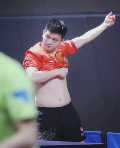 肌肉线条清晰让人羡慕 樊振东却意外躺枪