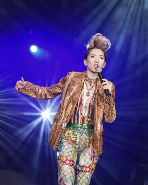 梅艳芳的美太有张力,穿的衣服现在看也不过时,大胆时髦还有魅力|复古