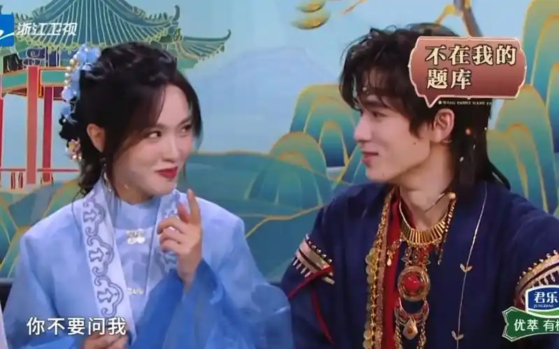 哈哈宋亚轩对关晓彤说不要捣乱!看着唐嫣询问自己的眼神好苏啊!