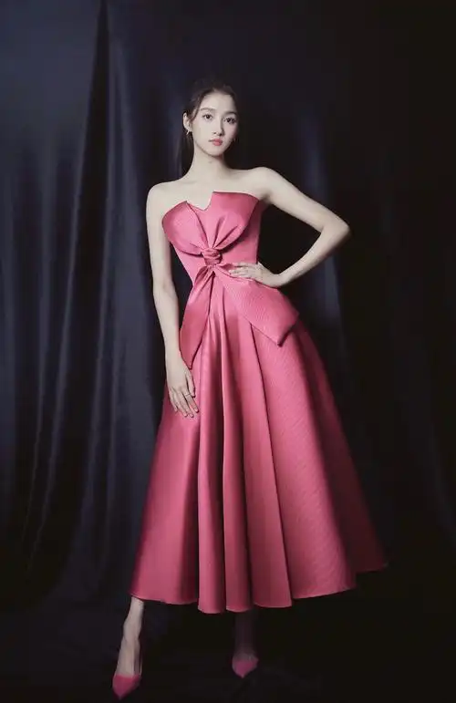 关晓彤穿粉色礼服元气满满散发出浓浓的果味气息