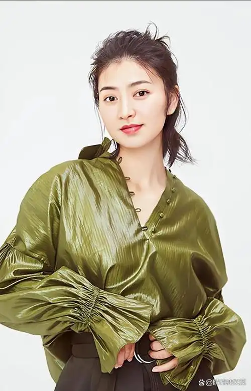 斓曦亮相上海时装周t台走秀超惊艳一举一动尽显中式礼服魅力