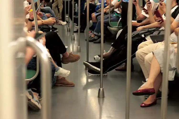 地铁坐姿玩手机的姿势一模一样感觉有趣拍下来了但没敢多拍一商场电梯