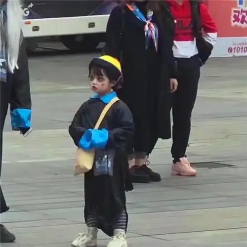 1,有家长把孩子扮成了小僵尸,服装妆容非常严谨,可以说是非常可可爱爱