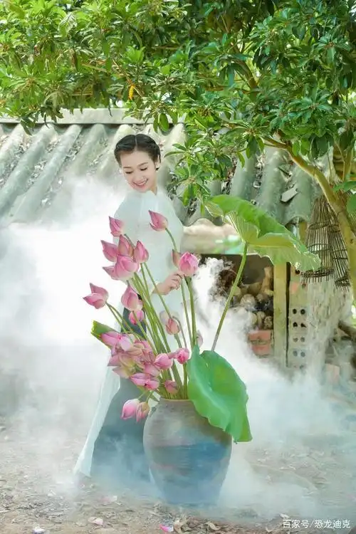 越南采莲女,身着奥黛,手捧莲花,清新淡雅很迷人
