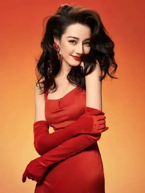 迪丽热巴红裙卷发复古造型#迪丽热巴工作室分享热巴红色卷发复古造型