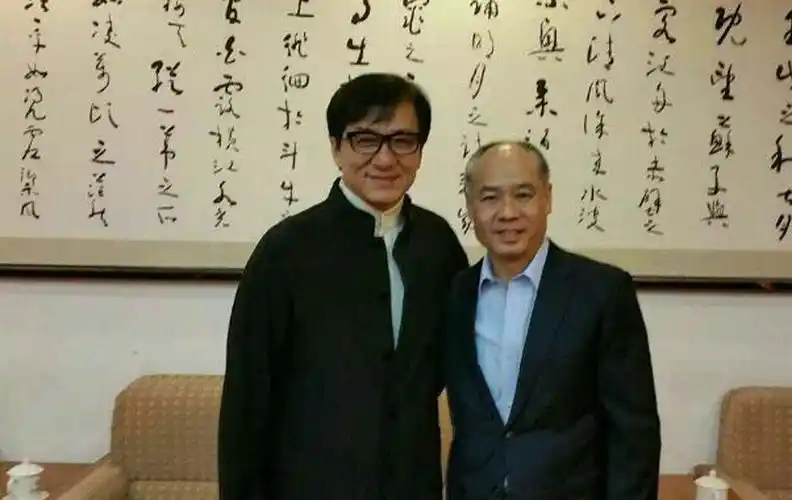 李宁晒与成龙合影 网友一致调侃:一定在讨论特技