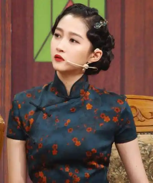 关晓彤为证明自己大长腿,穿"奶奶鞋"配旗袍,坐下那刻我看呆了_显得