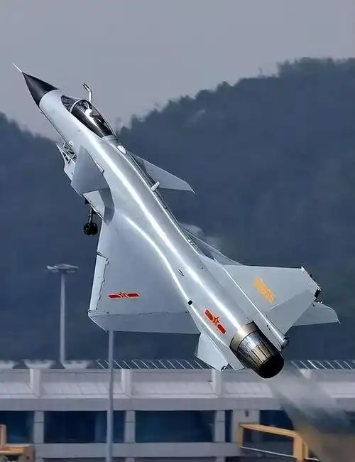 而我国的歼二十a则已经达到了一百二十七架,歼二十系列的战机更是已经