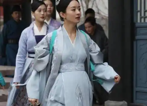 古装女子挺着大肚子:素素温婉,盛明兰行动自如,她的霸气让人害怕_显得