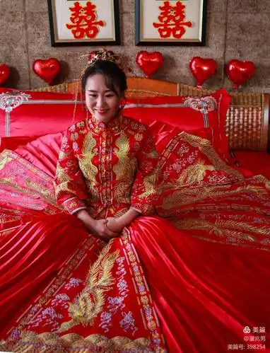 新娘的裙子全覆盖在婚床上.