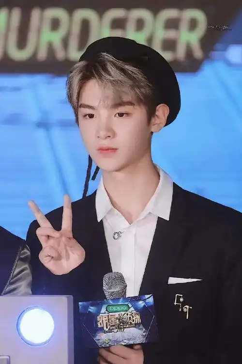 黄明昊你好星期六棕色贝雷帽毛衣造型