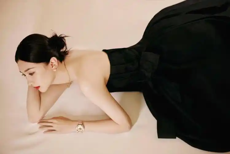 江疏影穿黑色抹胸裙露美背抹红唇优雅迷人