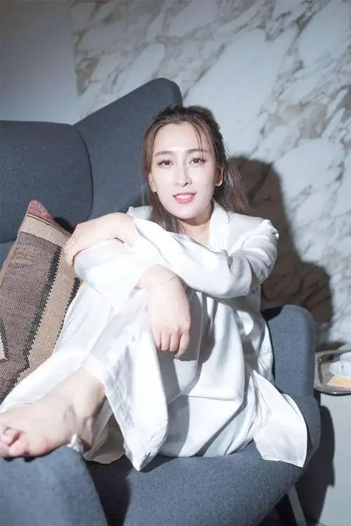 马苏面容僵硬,双腿夹紧露出一抹白.网友:这还是我的马漂亮吗