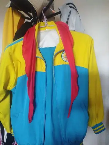 漂亮的校服在柜子里待了太久,今天拿出来透透气,明天我们一起去上学