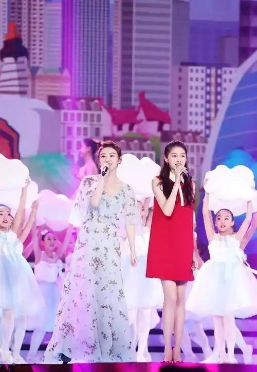 原创迪丽热巴乔心baby和关晓彤谁漂亮网友看谁的穿衣品味更好