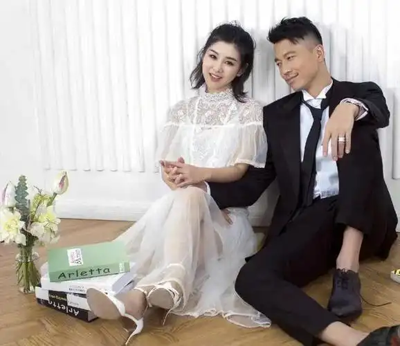 十月二十日,女演员李小萌大闹一场,她和丈夫王雷的一组全家福,庆祝她